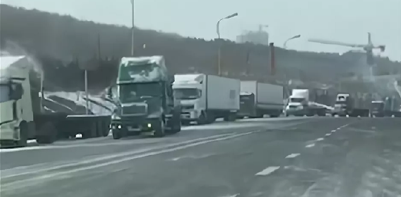 грузовики на российско-китайской границе